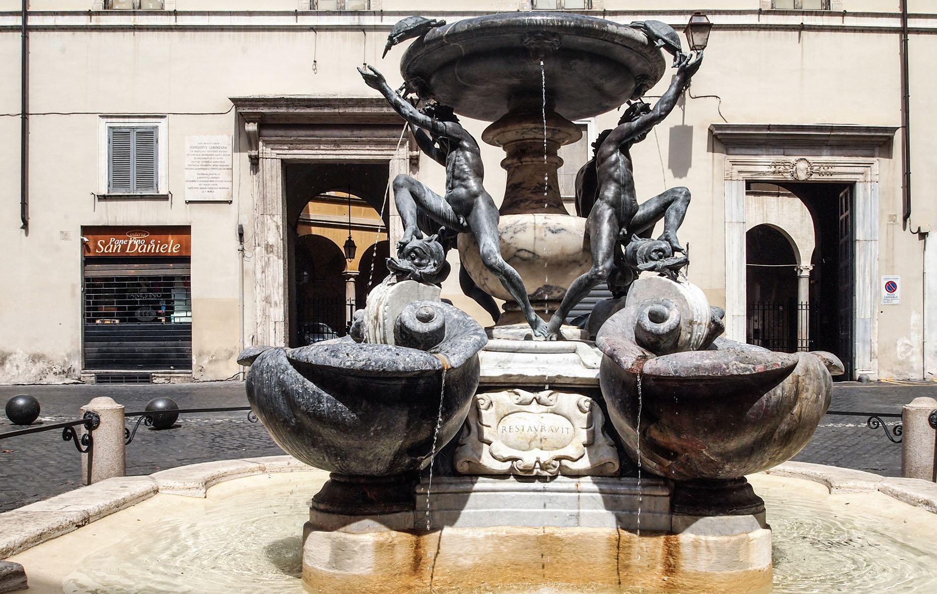 Fountain of the turtles at the Jewish Ghetto